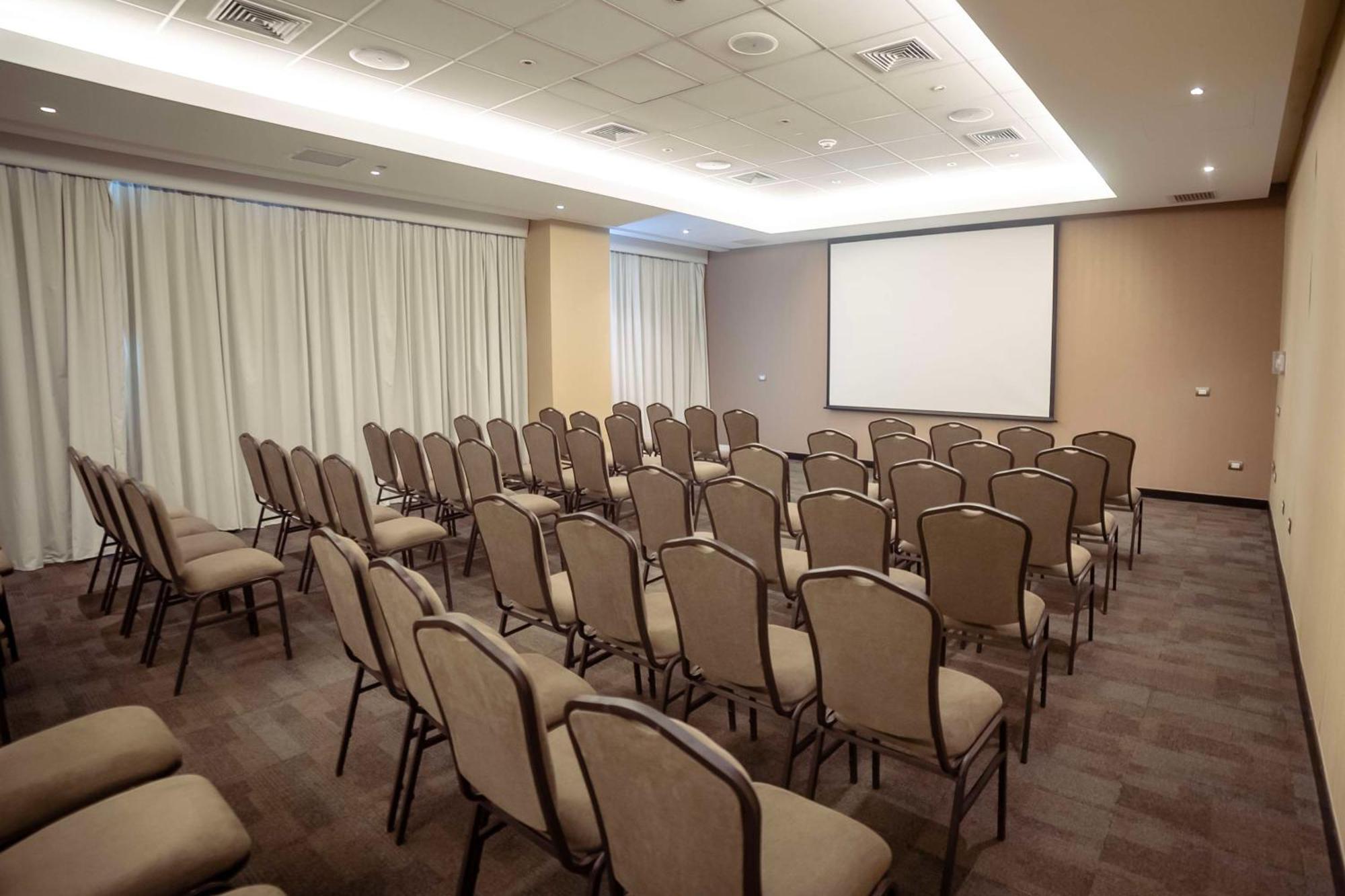 Hotel Doubletree By Hilton Trujillo Encalada Esterno foto