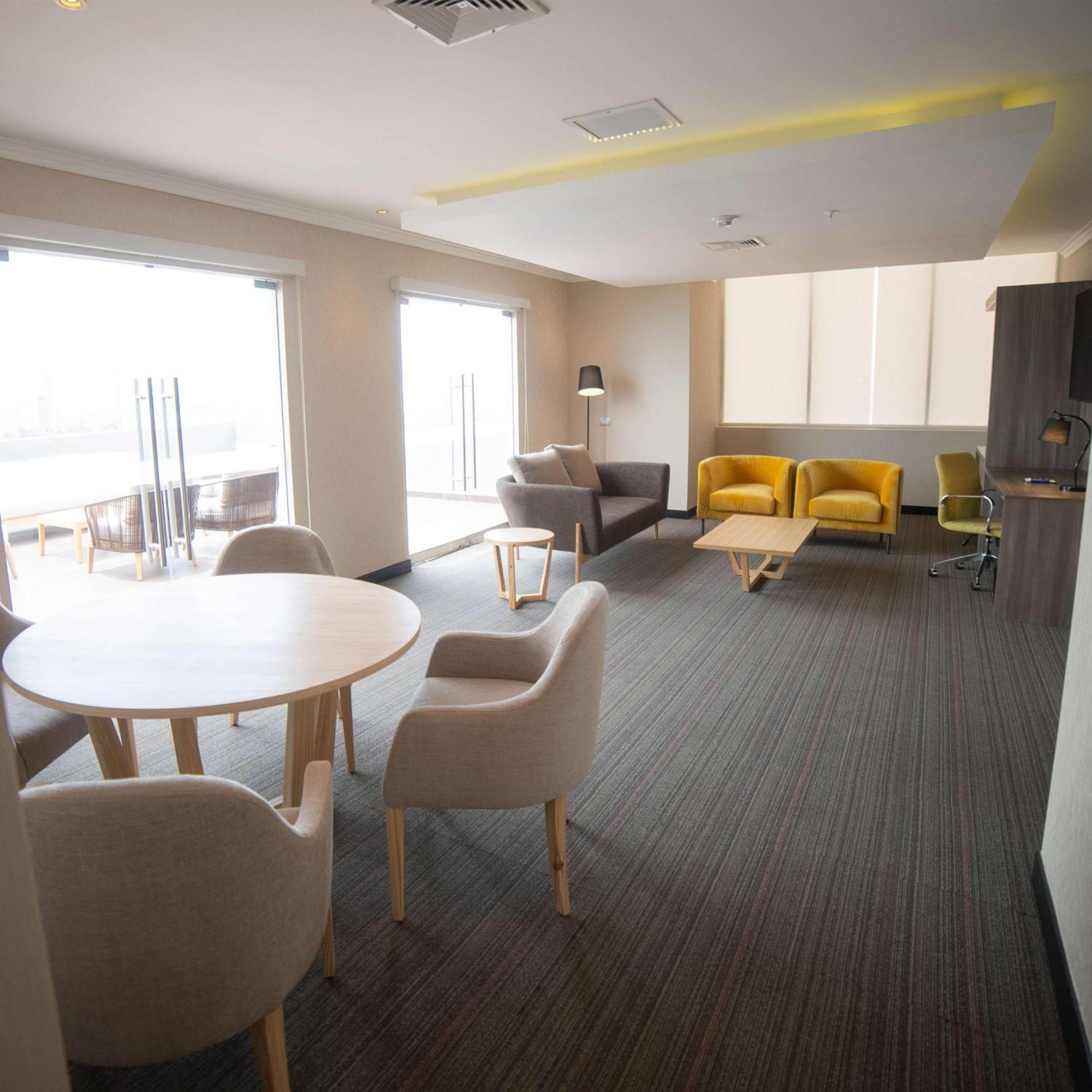 Hotel Doubletree By Hilton Trujillo Encalada Esterno foto