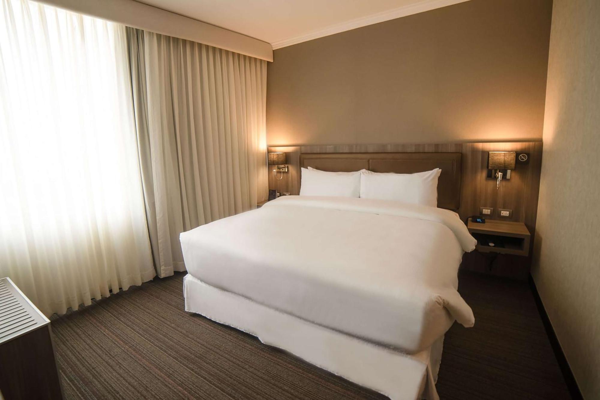 Hotel Doubletree By Hilton Trujillo Encalada Esterno foto